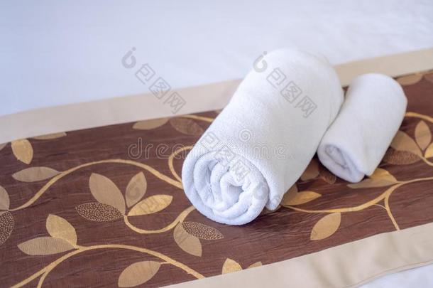 白色的<strong>干净</strong>的毛巾向白色的<strong>干净</strong>的床采用旅馆房间