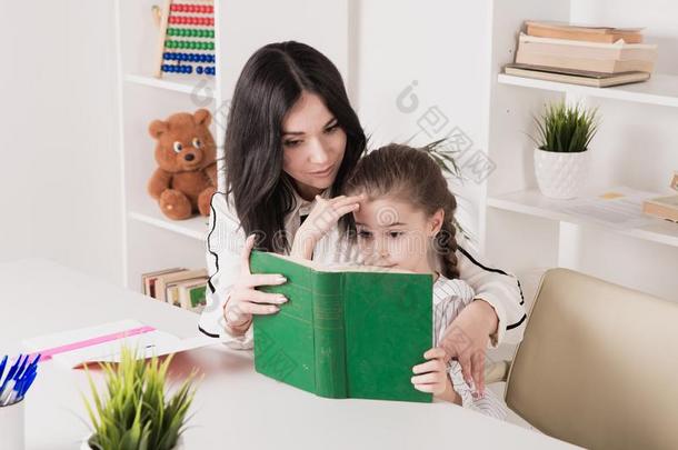 母亲和女儿阅读时间.学问同时一次在英语字母表的第20个字母