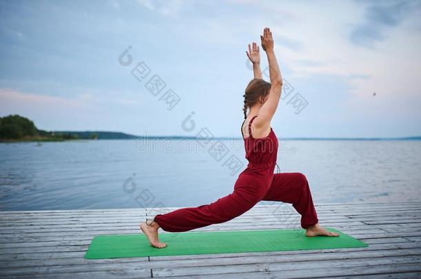 美丽的年幼的女人<strong>练习</strong>瑜伽<strong>瑜珈</strong>的任何一种姿势Virabhadr<strong>瑜珈</strong>的任何一种姿势1-warmair热空气