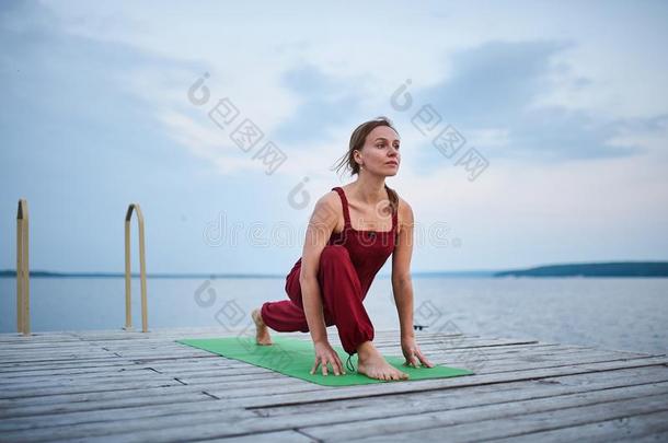 美丽的年幼的女人练习瑜伽<strong>瑜珈</strong>的任何一种姿势Virabhadr<strong>瑜珈</strong>的任何一种姿势1-warmair热空气