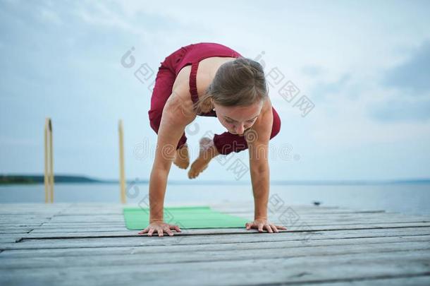 美丽的年幼的女人练习瑜伽瑜珈的任何一种姿势Bak瑜珈的任何一种姿势-吊车使摆姿势