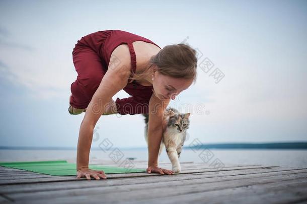 美丽的年幼的女人练习瑜伽瑜珈的任何一种姿势Bak瑜珈的任何一种姿势-吊车使摆姿势