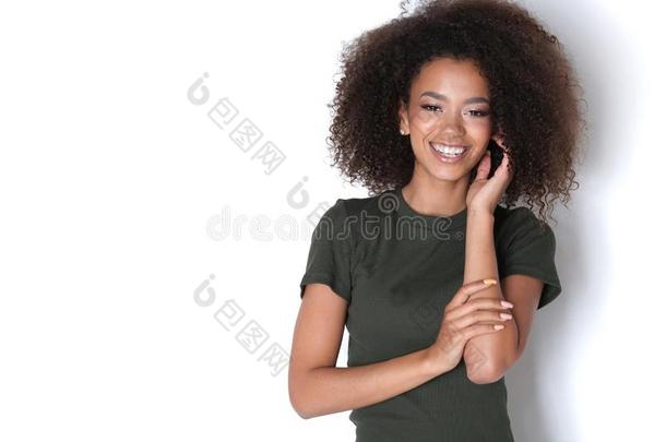 大的微笑从于是美丽的非洲式发型-阿梅西安人模型.