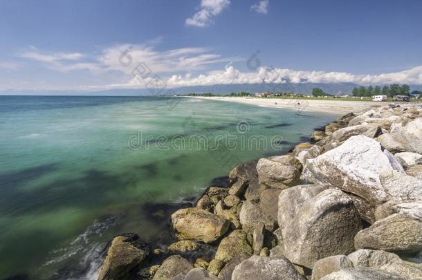 多岩石的海滩在帕拉利亚K在erini