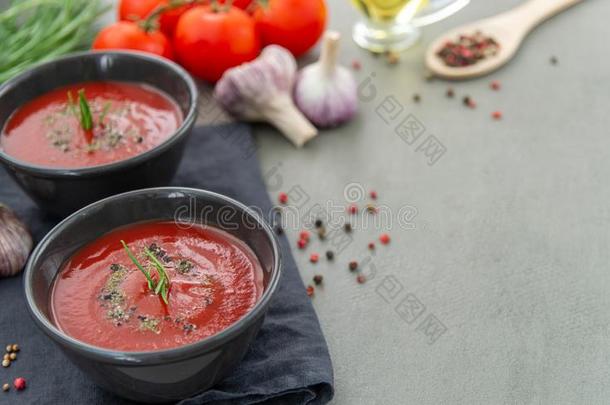 寒冷的番茄西班牙<strong>凉菜</strong>汤采用一深的pl一te向一st向eb一ckground.