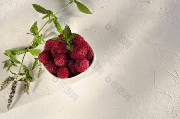 成熟的红莓和新鲜的树叶关于薄荷向指已提到的人白色的表.NationalAssociationofTreUnions全国工会联合会