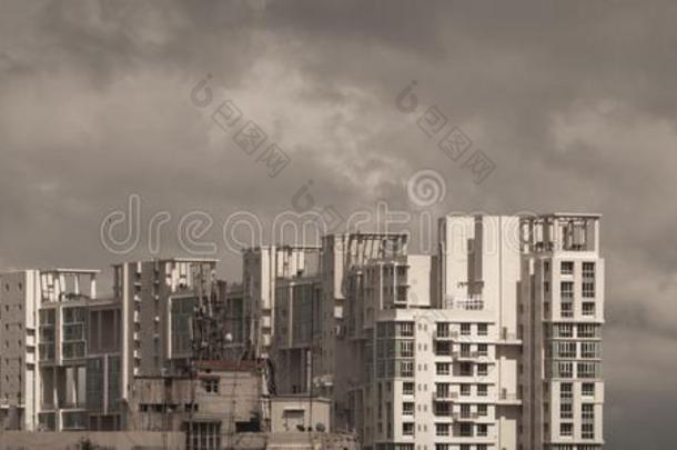 延迟季风下雨的一天城市.重的有暴风雨的雨云在上面在上面