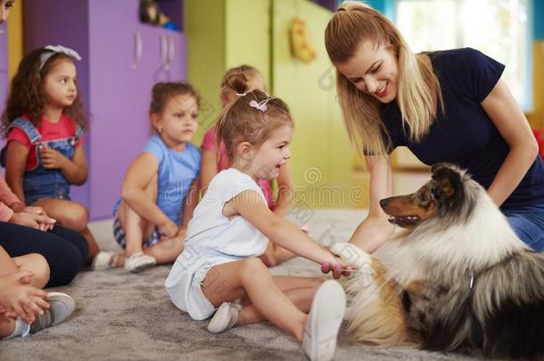 幸福的小孩演奏和狗
