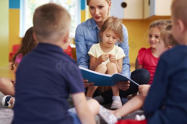 教师和孩子们阅读一书