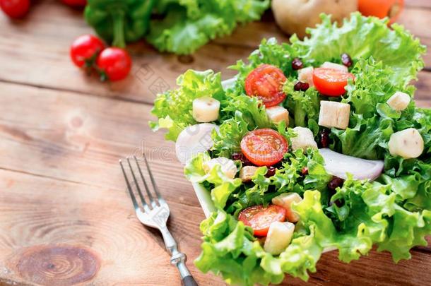 混合沙拉和健康的.新鲜的有机的蔬菜为烹饪术