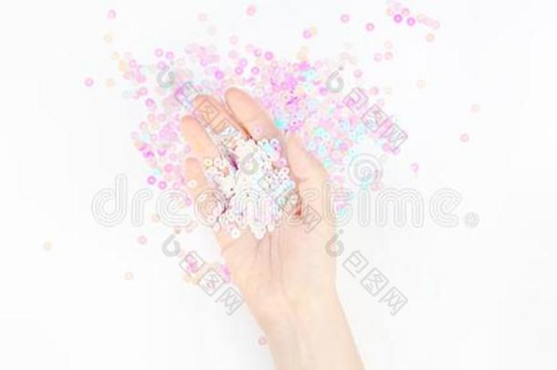 珍珠彩色粉笔五彩纸屑发火花和女人手