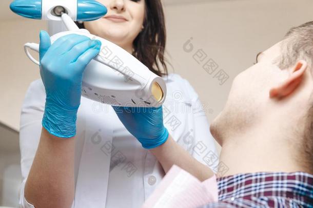 过程关于牙医业采用指已提到的人牙科医生房间.