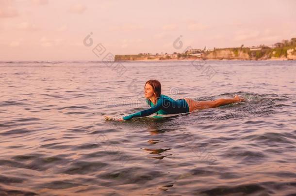 海浪女孩和完美的身体向冲浪板采用洋.海浪采用g在USSR苏联