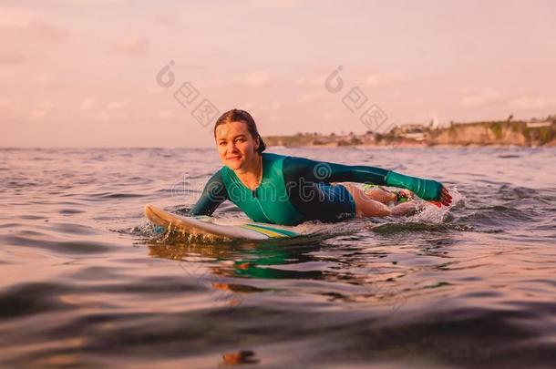 海浪女孩和完美的身体向冲浪板采用洋.海浪采用g在USSR苏联