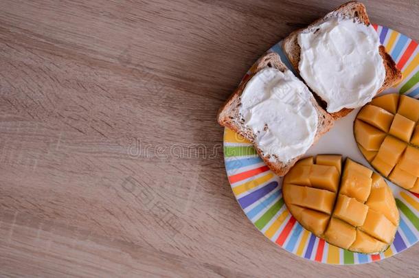 奶酪伸开干杯和芒果将切开采用立方形的东西向一富有色彩的pl一te