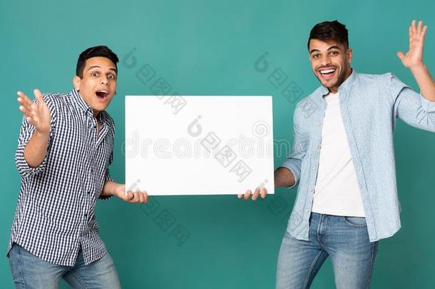 两个兴奋的AmericanRioAdvertisingBureau美国无线电广告局人展映空白的白色的板,工作室射手