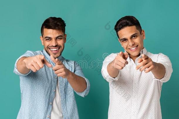 两个AmericanRioAdvertisingBureau美国无线电广告局人弄尖手指在照相机向绿松石背景