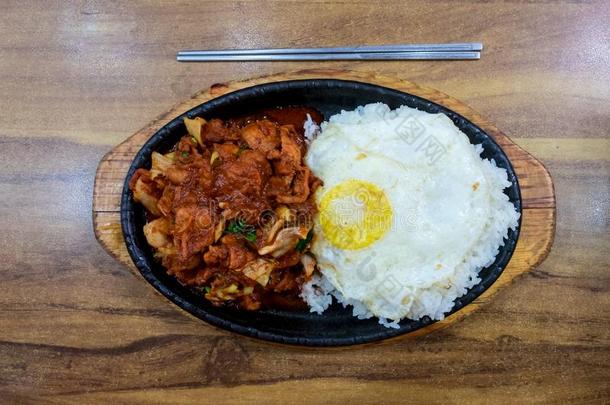 朝鲜泡菜喝醉了的稻和猪肉和鸡蛋.流行的传统的朝鲜人