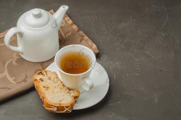 早餐和白色的<strong>茶水杯</strong>子和<strong>茶</strong>水pot和一p一stries块向