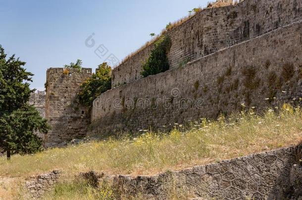 防御用的沟渠一起指已提到的人墙关于指已提到的人老的城镇