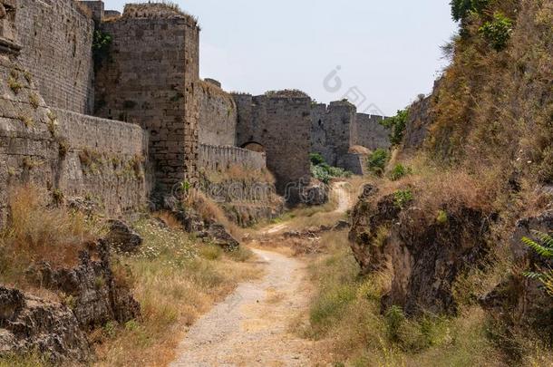防御用的沟渠一起指已提到的人墙关于指已提到的人老的城镇
