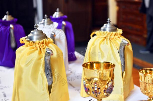 香炉为香装饰和黄色的和紫色的织物.