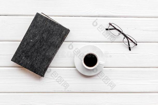 书向图书馆书桌为阅读,咖啡豆,眼镜向白色的木材