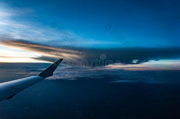 日落看法从飞机窗