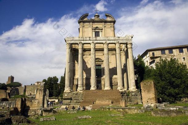 罗马意大利古罗马的论坛庙关于Antoninuspius安东尼纳斯皮乌斯古罗马伟大的皇帝和福斯蒂娜,指已提到的人electroma
