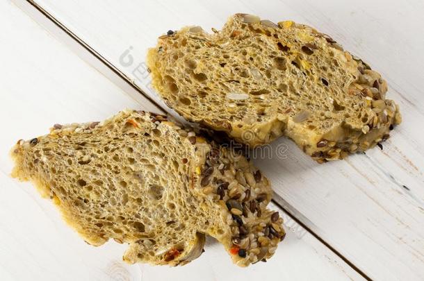 新鲜的谷类植物法国长面包向灰色的木材