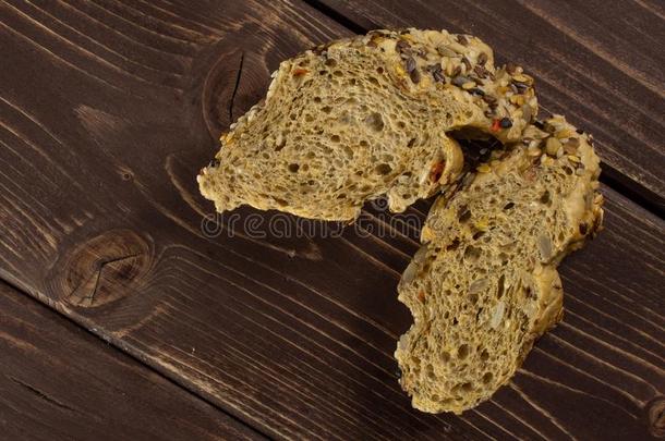 <strong>新鲜</strong>的谷类植物法国长面包向棕色的木材