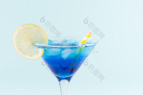 冷静的夏蓝色饮料玛格丽塔酒为社交聚会和冰立方形的东西,英语字母表的第12个字母
