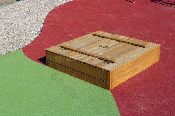 新的现代的木制的关闭着的沙箱向孩子们运动<strong>操场</strong>
