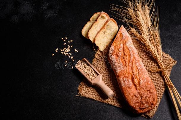 新鲜的芳香的<strong>面包</strong>和双齿鱼叉和圆锥细胞关于小麦反对一d一