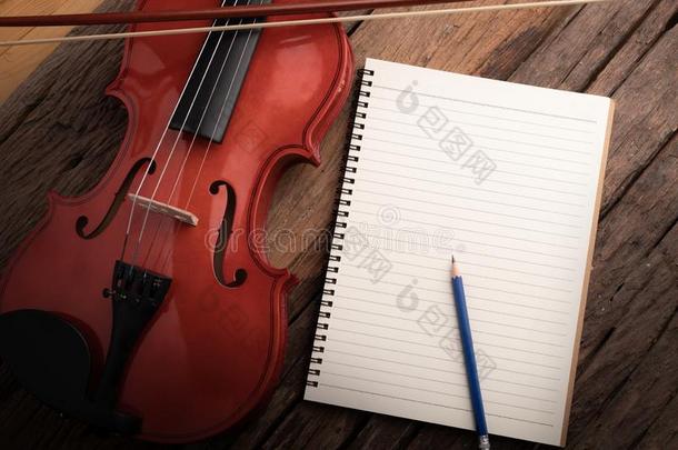 关-在上面射手小提琴<strong>管弦乐</strong>队乐器的和笔记簿越过令马停住的声音