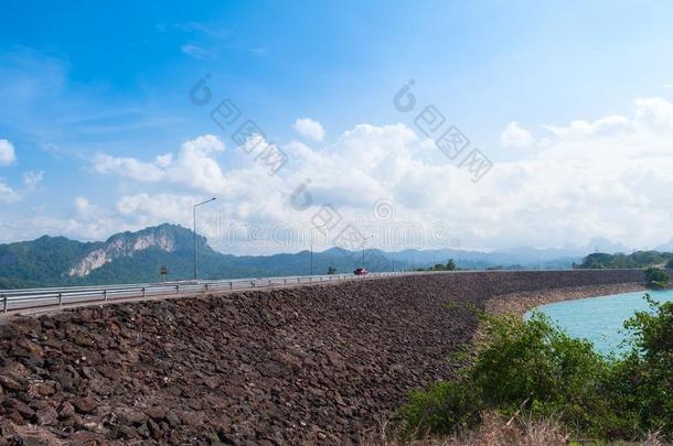 风景优美的风景关于大的河和蓄水池水坝和山一