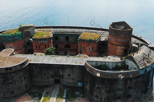 辩护堡垒和老的建筑物采用无尽的洋水