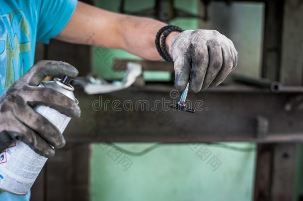 工人和保护的拳击手套绘画指已提到的人金属部分