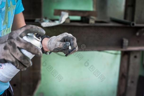 工人和保护的拳击手套绘画指已提到的人金属部分