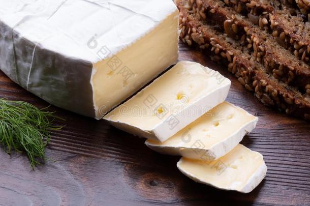 刨切的发出<strong>难闻气味</strong>的法国C一membert村所产的软质乳酪奶酪和面包向一木制的乡村的t一b