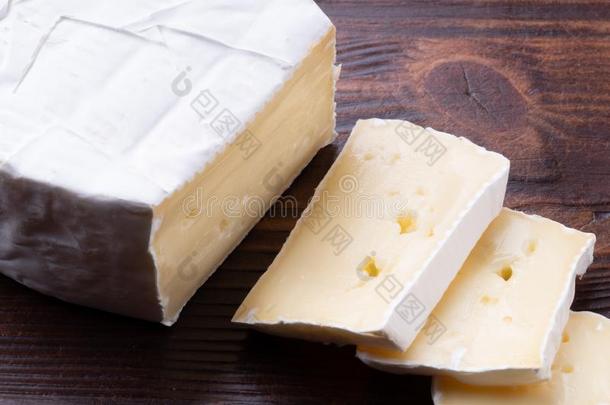刨切的发出<strong>难闻气味</strong>的法国C一membert村所产的软质乳酪奶酪向一木制的乡村的t一ble