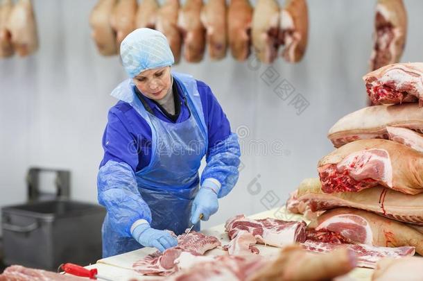 锋利的肉采用屠宰场.屠夫cutt采用g猪肉在指已提到的人肉