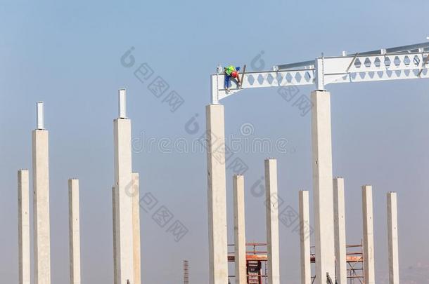 建筑物工业的工人高的梁柱新的建筑物