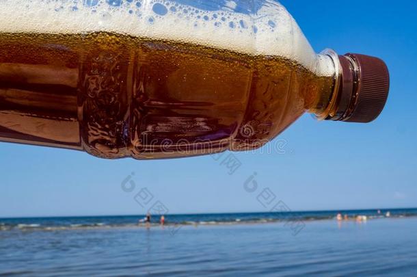 塑料制品瓶子关于喝,啤酒或克瓦斯,蓝色天,全球的包围