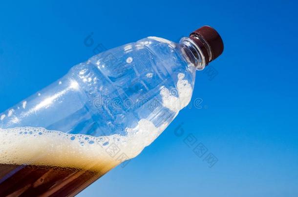 塑料制品瓶子关于喝,啤酒或克瓦斯,蓝色天,全球的包围
