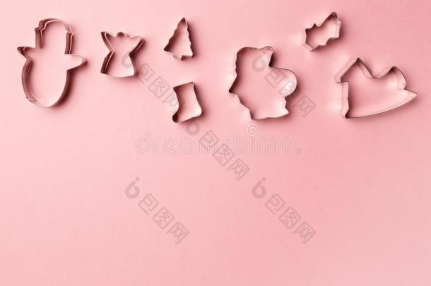 金属形状为圣诞节甜<strong>饼干</strong>向粉红色的背景和复制品<strong>英文</strong>字母表的第19个字母