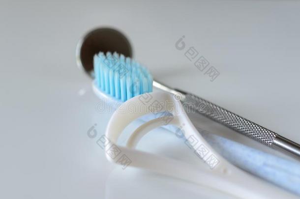 牙齿的工具牙刷和舌头清洁剂.口头的卫生健康状况