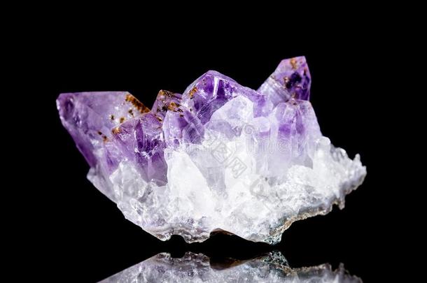 生的<strong>紫</strong>蓝色宝石矿物石头采用前面关于黑的背景