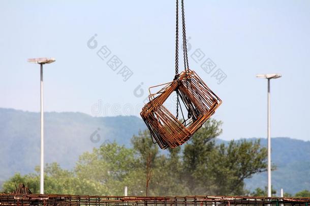 生锈金属建筑物框架暂停的采用天空越过修建