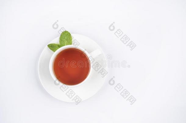 白色的杯子关于黑的茶水隔离的顶看法复制品空间